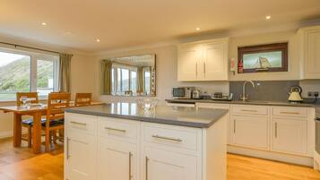 Lavavajillas, tetera/pava eléctrica, tostadora, utensilios de cocina