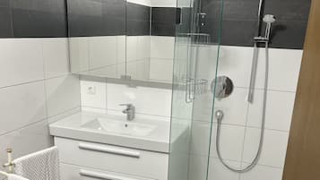 Dusche, HandtĂŒcher, Seife, Shampoo