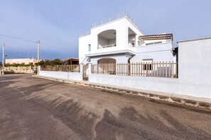 Front of property - 3700 La Spiaggetta - Bilo Lato by Barbarhouse (Porto Cesareo)