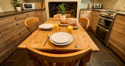 Traditional 3BR Home, 5-Min Walk to Hebden Centre