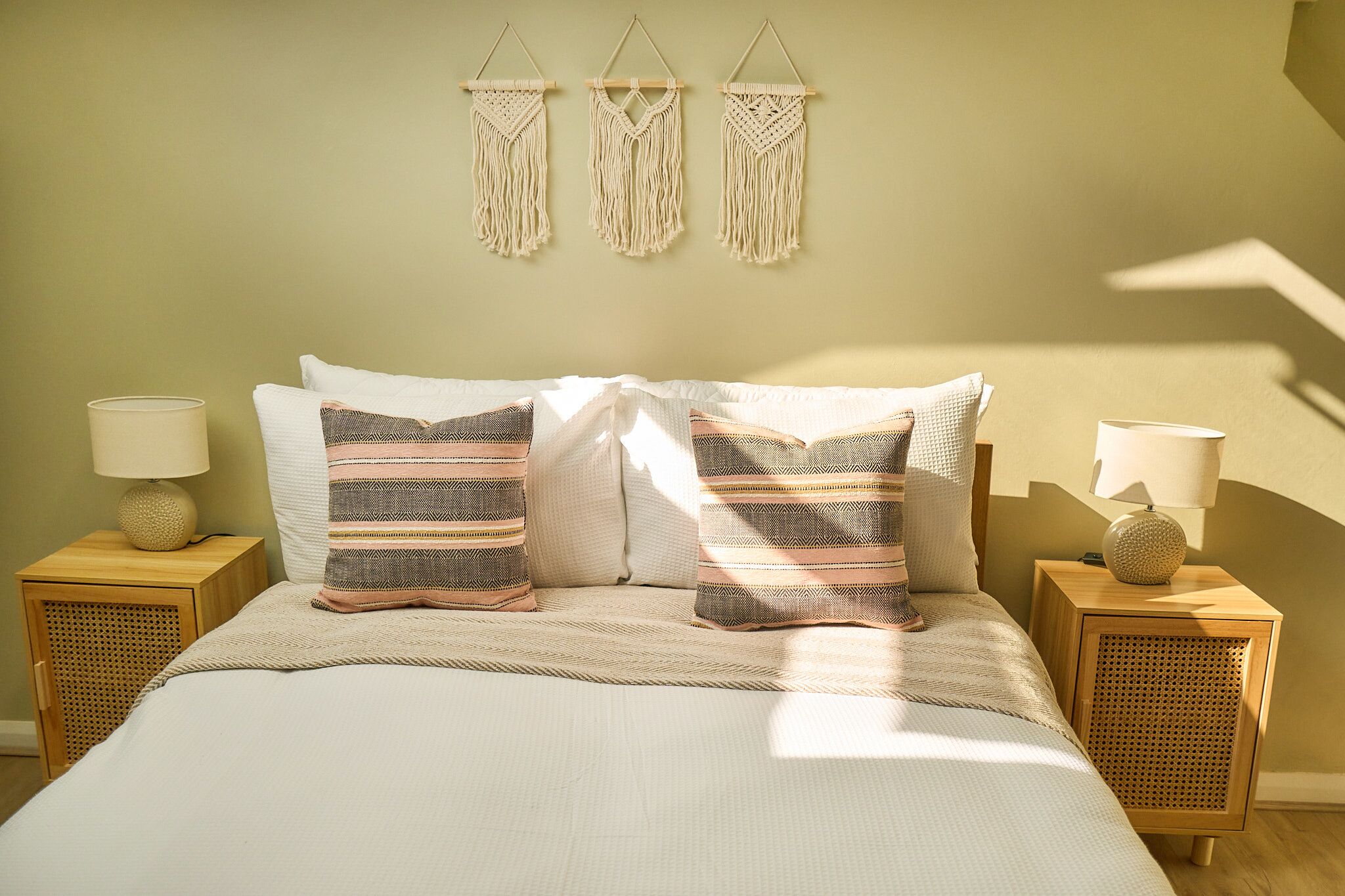 3 habitaciones, tabla de planchar con plancha, wifi y ropa de cama 