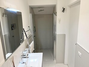 Bruser, hårtørrer, bidet, håndklæder