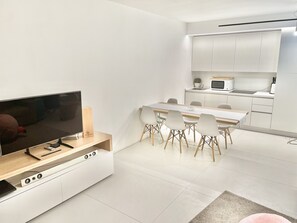 Køleskab, mikrobølgeovn, kogeplade, opvaskemaskine