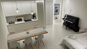 1 habitación, tabla de planchar con plancha, wifi gratis y ropa de cama