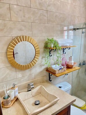 Serviettes fournies, savon, papier toilette