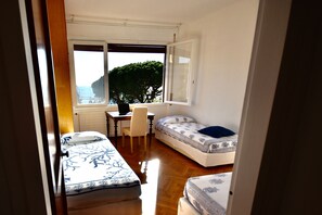 1 habitación, tabla de planchar con plancha, wifi gratis y ropa de cama 