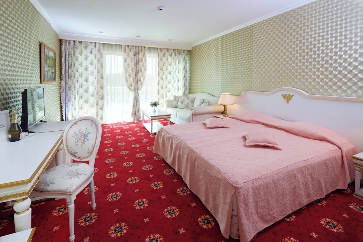 Minibar, in-room safe, soundproofing, iron/ironing board