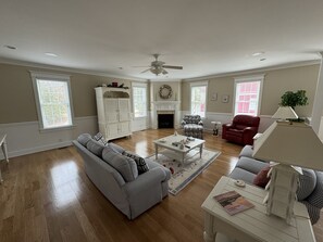 Smart TV, fireplace, books, video library - Stunning, Family sized, fully furnished home with pool at Spinnaker's Reach. (Emerald Isle)