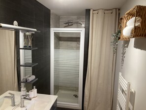 Haartrockner, Handtücher, Seife, Toilettenpapier