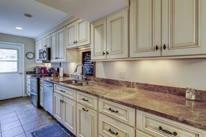 Frigorifero, microonde, piano cottura, lavastoviglie