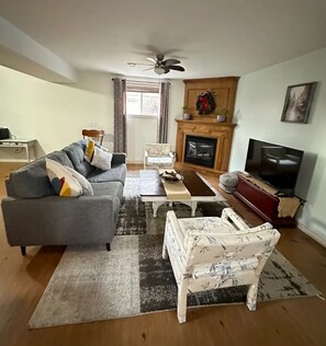 Living area - Spacious 1Bed 1Bath Guest Suit unit (Belle River)