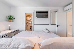 4 slaapkamers, een bureau, een strijkplank/strijkijzer, wifi