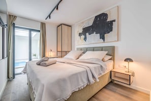 5 Schlafzimmer, Schreibtisch, Bügeleisen/Bügelbrett, WLAN