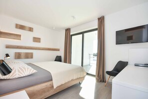 4 bedrooms, desk, WiFi, bed sheets - Light Star I - Four Bedroom Villa, Sleeps 10 (Kastel Luksic)