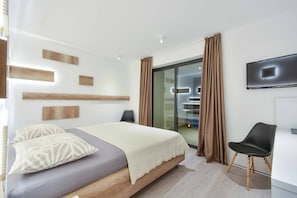 4 bedrooms, desk, WiFi, bed sheets
