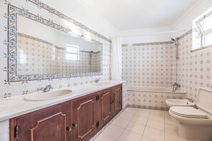 Shower, bidet, towels