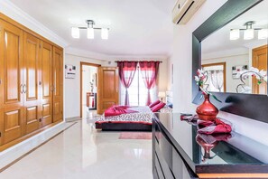 5 chambres, fer et planche à repasser, Wi-Fi, draps fournis