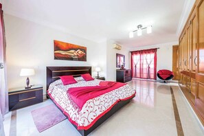 5 quartos, ferros/tábuas de passar roupa, Wi-Fi, roupa de cama