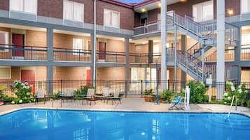 Seasonal outdoor pool, pool umbrellas, sun loungers