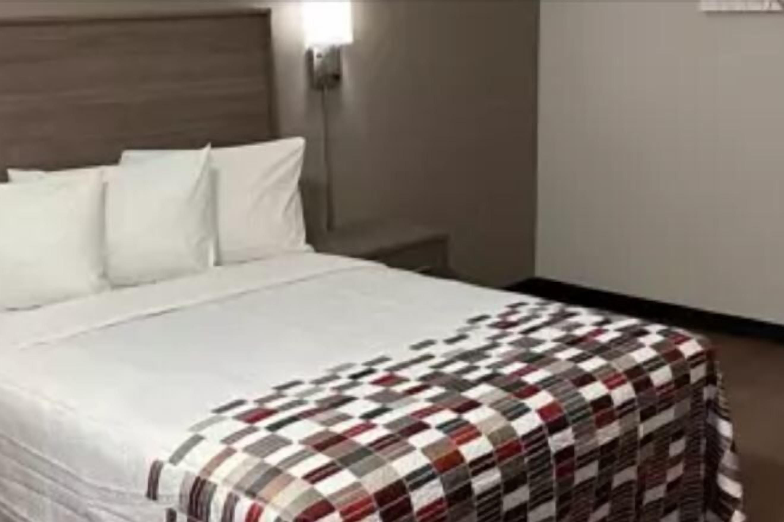 Escritorio, espacio para trabajar con laptop y wifi gratis 