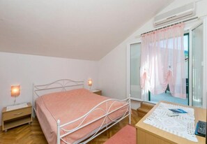 Apartment (Mate 1 - 130 m from sea - R2 Roza(2)) | Free WiFi