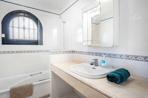Een douche, handdoeken
