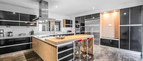 雪櫃、微波爐、焗爐、洗碗機