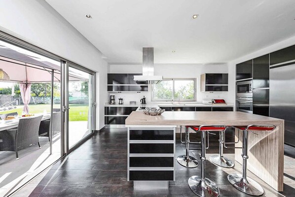 Réfrigérateur, micro-ondes, four, lave-vaisselle