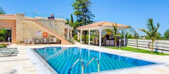 Sea Breeze Hideaway - Three Bedroom Villa, Sleeps 6