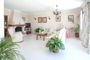 Fernseher, Tischtennisplatte