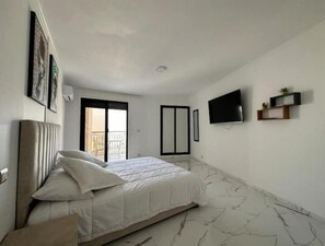 4 habitaciones, caja de seguridad en la habitación y escritorio 
