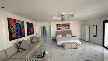 4 bedrooms, in-room safe, desk, iron/ironing board