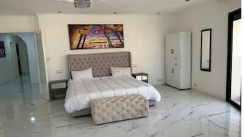 4 slaapkamers, een kluis op de kamer, een bureau