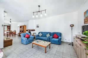 Living area - Villa Mendes - Three Bedroom Villa, Sleeps 6 (Algarve)