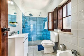Dusche, Bidet, HandtĂŒcher