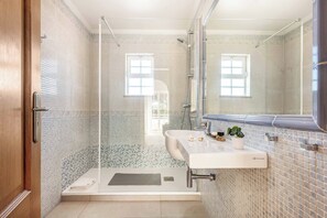Douche, bidet, serviettes fournies