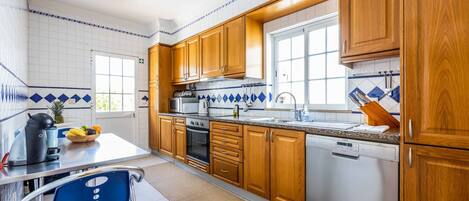 Réfrigérateur, micro-ondes, four, lave-vaisselle