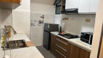 Geladeira, micro-ondas, talheres/pratos/utensílios de cozinha