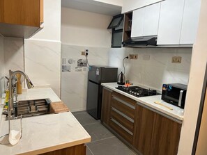 Kylskåp, mikrovågsugn och grytor/köksredskap