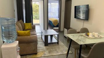 Apartamento urbano | Área de estar | Smart TV 24 polegadas com canais digitais