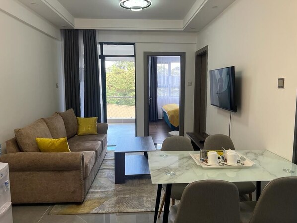 Lägenhet City | Vardagsrum | 24-tums smart-tv med digitalkanaler