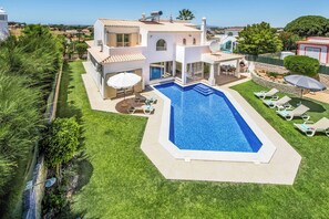 Et oppvarmet basseng