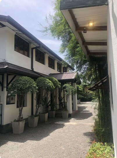 The Manor 1926- Colonial Apartment 
