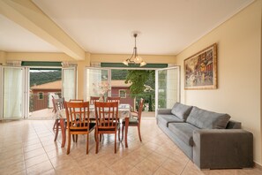 Luxury-Apartment, 3 Schlafzimmer | Wohnbereich | Flachbildfernseher