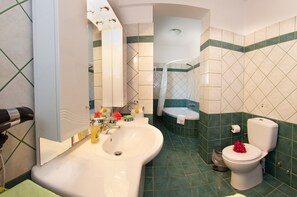 A bathroom with a large sink, a bathtub, and a toilet. - Faos Luxury Apartments 2 (Kefalonia)