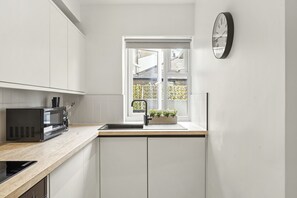 Kjøleskap, mikrobølgeovn, ovn og kokeplater