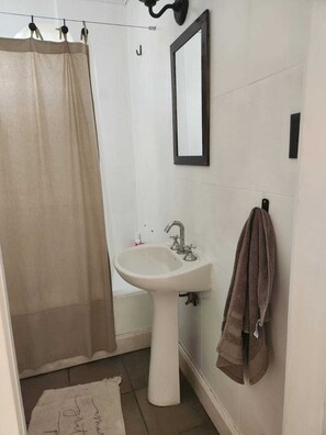 مجففات شعر، مراحيض شطف، مناشف، صابون