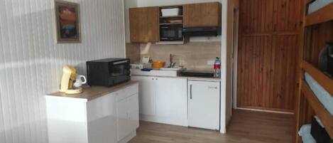 Microwave, oven, stovetop, coffee/tea maker