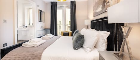 4 quartos, ferros/tábuas de passar roupa, berço de viagem