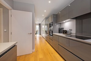 冷蔵庫、電子レンジ、オーブン、コンロ